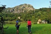 80 Grande bella radura prativa con vista sulla cima rocciosa del Pizzo di Spino versante sud